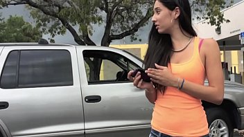 Pornô gratis morena novinha fazendo boquete no carro com seu amigo escondido